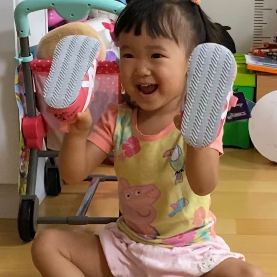 金田朋子のインスタグラム：「新しい靴にワクワクが止まらない娘です！ 私も今新しいことに挑戦中！ 娘と一緒でワクワクが止まりません！ #千笑 #森渉 #金田朋子 #家族 #family #子供 #娘 #kids #がんばろう」