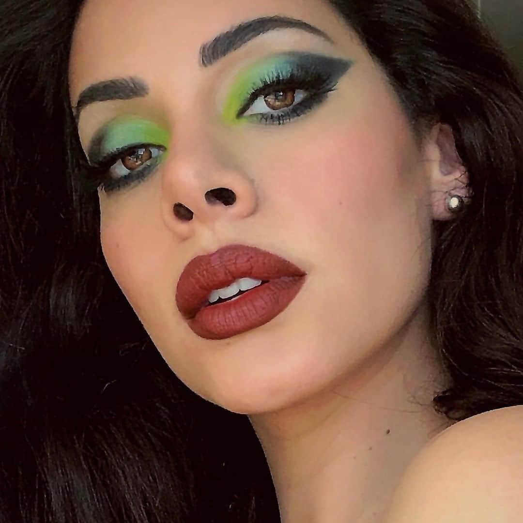 メイクアップアートコスメティックスさんのインスタグラム写真 - (メイクアップアートコスメティックスInstagram)「Green with envy over this look? Don’t be 💚. Ultra-blendable shades of Matte Eye Shadow make even the most expert looks easy to achieve at home. @makeupartistfarah wears What’s The Wifi, Steamy, New Crop and Carbon. #Regram」8月2日 23時00分 - maccosmetics