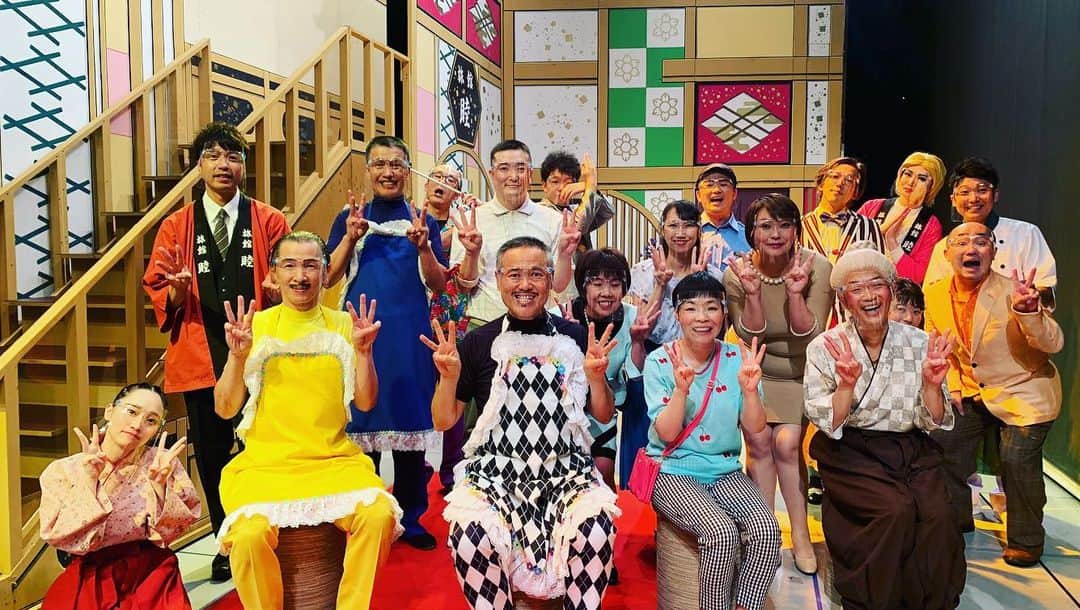 アキ（荒木良明）のインスタグラム：「久しぶりの舞台の今週。いろいろあるにせよ、それがまた楽しいです！ 茂造の新喜劇祭り、二日目にして千穐楽。ありがとうございました‼みんなみんな、いろいろありながら盛り上がりました‼︎︎僕もさまざまやらせていただきました。感謝です🙏✨✨ 明日は吉田裕リーダー週の千穐楽。しっかり寝て、チャージします‼︎ 月がきれいやったから。。おまけ？  ありがとうございます🙏 おやすみなさい😴」