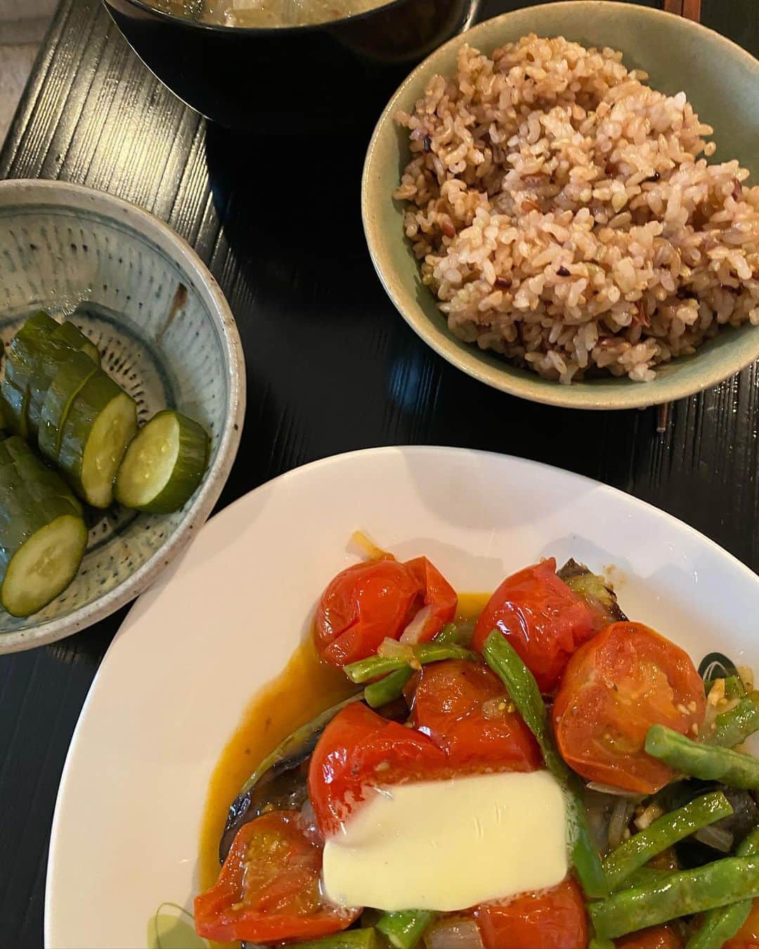 熊谷真実さんのインスタグラム写真 - (熊谷真実Instagram)「ずーっと外食！ やっと作った昼ごはん！ ミニトマト下に大きなナスのソテーがあります。 熊谷真実#昼ごはん#米ナスのソテー#外食続き#玄米はリセットできます。」8月2日 23時03分 - mami_kumagai310