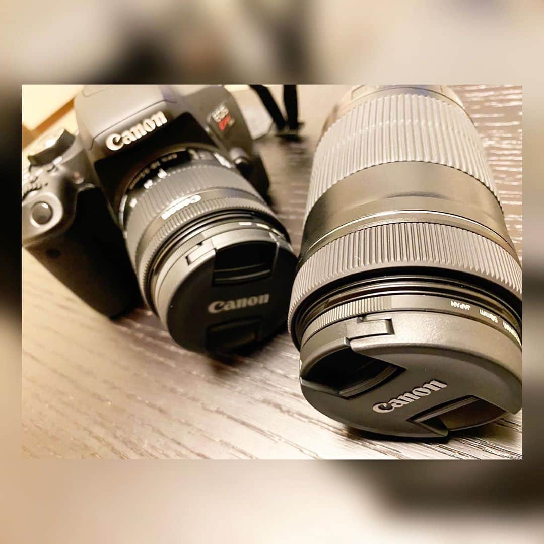 Momoeのインスタグラム：「. .  一眼レフ📸💕💕💕 . 父と母からのプレゼント🎁✨ めっちゃ嬉しいーー💕 最近の写真はこれで撮ってたので めちゃくちゃ綺麗に 写っているのデシタ🙆‍♀️✨ ガチカメラすぎて本当綺麗に撮れる❤️ 今までのカメラは ミラーレス→デジカメ→一眼 って使ってみてるけど それぞれ良い部分がありって感じ💓 どれもよかった☺️✨ でも私がアホすぎて全て落として壊した☄️ 本当すまない... 一眼ちゃん、お出掛けした時は 必ず一緒に行こうね❤️❤️ カメラ趣味の人より。 . 父母本当にありがとう🙇‍♀️🙇‍♀️💕 . . #happy #家事 #育児 #family #家族 #boy #smile #男の子 #息子 #code #love #lucky #kids #子供 #thankyou #宝物 #ベビー #fashion #follow #心 #縁 #パパ #ママ #家族写真 #男の子ママ #赤ちゃん写真 #photo #子育て #canon #一眼レフ」