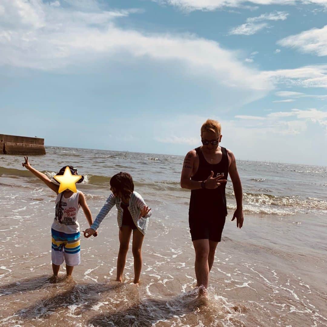平尾勇気のインスタグラム：「#愛する子供と💙 #今年初海🏖   今日は愛する我が子と 今年初の海に行ってきました🌈  三密を避けながら、 人が少ない場所で🤙  子供達も、久しぶりの外出に、 めちゃくちゃ喜んでました💙  いや、僕が1番 はしゃいでいました（笑）  やっぱり自然は、 超癒されますね🤩  1日も早いコロナ終息を 心から祈って🙏  By ゆうき  #梅雨明けしたよ✌️ #元気よく #今年初のみーうーに🏊‍♂️ #家族でお出かけ🚙 #子供達もコロナ問題から #なかなか外出できなかったけど #今日はたくさん遊んだね⭐️ #綺麗な海に感動したね #そしてカニさん見つけたし🦀 #肌は焦げるになっちゃった #やっぱり自然は最高でーす🏝 #また行けるといいね👍 #コロナ終息心から #みんなで祈ろうね🙏 #人生ラブだね💙  #平尾勇気」