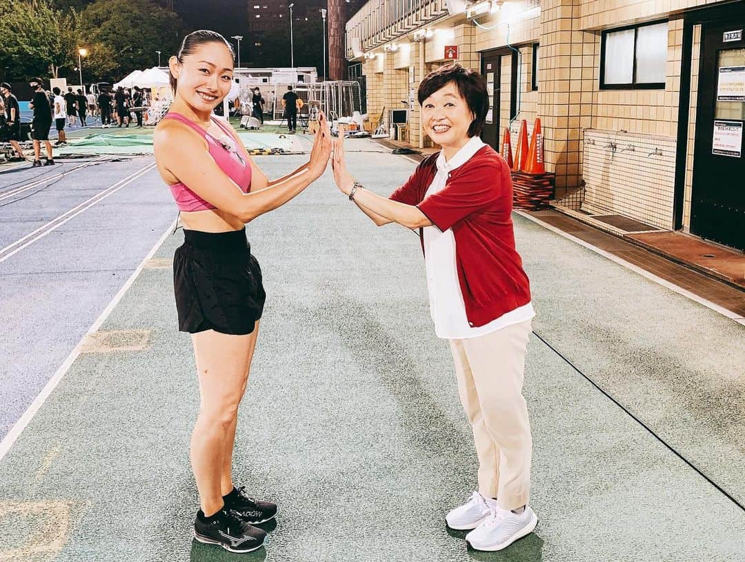 安藤美姫さんのインスタグラム写真 - (安藤美姫Instagram)「Thank you for having me with you all😌😊💪💪💪 It was such a challenge and good time♥️♥️♥️  体育会TV生放送ご覧になっていただいた皆様 本当にありがとうございました😌‼️🙏 人生初の400mリレーは本当にキツかったです😭😭😭😅😅😅 足を引っ張らないように頑張りましたがやっぱりキツかったです😩😩😩😭😭😭 でも　すっごく最高の時間でした！ 仲間の力って凄いなって感じる時間でした✨‼️‼️‼️ 美女に囲まれて幸せでした笑 ご一緒させて頂いた皆様 本当にありがとうございました😌☺️😊💕💕💕  そして マスクマン本当に速かったです‼️‼️‼️🙏🙏🙏 さすがでした✨✨✨  また 体育会TV ガチで出たいです💪💪💪  これからもよろしくお願いします🤩‼️🙏🙏🙏  #土屋炎伽 #福内櫻子 #津吹アイリ #おのののか #上村彩子 #速水舞 #坪井ミサト #AYA #東村芽依  #体育会tv  #安藤美姫  #日向坂46 #林圭介」8月2日 23時12分 - miki_m_ando0403