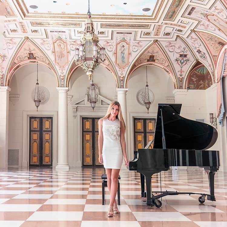サシャ・カリスのインスタグラム：「Exploring this beautiful ballroom 🤩 I used to play piano a little when I was a child, but have completely lost it now... what about you guys? Do you plan any instruments? ⬇️」