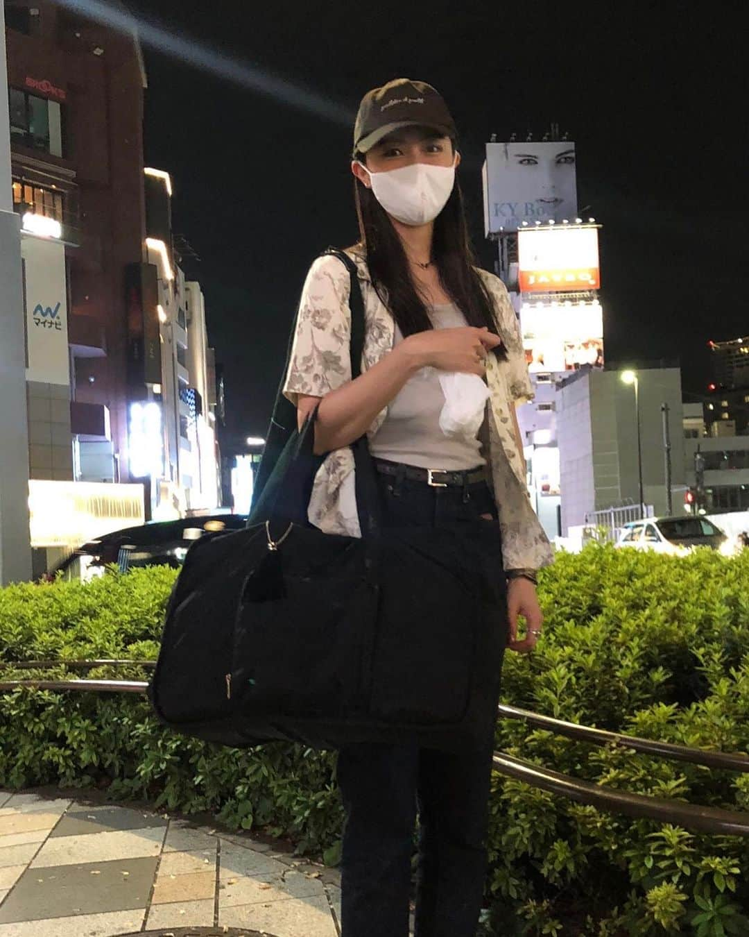 熊井友理奈さんのインスタグラム写真 - (熊井友理奈Instagram)「_﻿ ﻿ ﻿ 26歳最後、﻿ ﻿ ﻿ 天から運（フン）が降ってきました﻿ ﻿ ﻿ 忘れられない思い出ができました﻿ ﻿ ﻿ ﻿ その直後、 なんとも言えないこのわたし…苦笑  ﻿ ﻿ ﻿ ﻿ #良いことありますように﻿ #手に持ってるのは運のゴミ袋﻿ #ちゃっかりタグ付けも  ﻿」8月2日 23時21分 - kumai_yurina