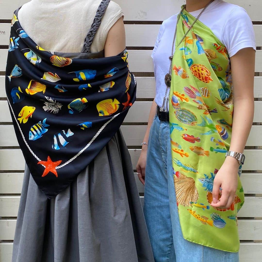 NUTTY Vintage&Collectibleのインスタグラム：「🌊 USED SUMMER SCARF 🐚  ☑︎ USED sea creatures scarf ( black ) ☑︎ USED sea creatures scarf ( light green ) ㅤㅤㅤㅤㅤㅤㅤㅤㅤㅤㅤㅤㅤ  ライムのような爽やかなグリーンと 海の生き物が映えるブラックの夏らしいスカーフ＊ ㅤㅤㅤㅤㅤㅤㅤㅤㅤㅤㅤㅤㅤ 薄着な夏でもお洒落がしたい！！ 夏のお洒落小物に、いかがでしょうか？ ㅤㅤㅤㅤㅤㅤㅤㅤㅤㅤㅤㅤㅤ @nutty_boutique にて、 スカーフご紹介しています〜 ぜひご覧くださいませ🤍🤍 ㅤㅤㅤㅤㅤㅤㅤㅤㅤㅤㅤㅤㅤ オンラインストアにも掲載してありますので、きになるアイテムがある方はぜひチェックしてみてくださいね🐚🐚 ㅤㅤㅤㅤㅤㅤㅤㅤㅤㅤㅤㅤㅤ  🛒〜〜〜〜〜〜〜〜〜〜〜 SUMMER SALE LINE UP 〜〜〜〜〜〜〜〜〜〜〜〜🛒 🎟30%~50% OFF TICKET SALE 💎VINTAGE JEWELRY : EVERYTHING 10%OFF 🛀EVERYTHING ¥1000 BATHTUB 📮ONLINE STORE SHPPING FREE 〜〜〜〜〜〜〜〜〜〜〜〜〜」