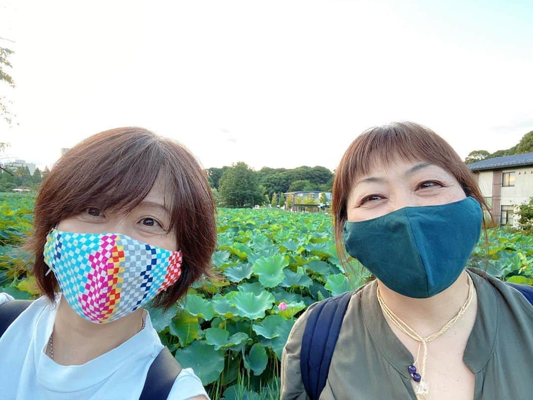 田村直美のインスタグラム：「graceとデート❣️ 行きたいねー　行きたいねーって話してた　蓮見てきた ちょっと時期が遅いかなって思ったけど　graceが穴場を知ってて　 風も月も気持ちいぃ中　色々話して癒された〜　  わたしのパワースポットさんw✨grace 一緒にいると楽しいメッセージが届く  自然の中に行くのは　今のわたしにすごくよかった 時間を気にせず空をみたり　心くすぐることたくさん拾ったり　  そして、浮かれてると 人に勝つより自分に勝て‼︎って　言われ　 その直後　何もないところで躓いて お前に言っておーーる！と言われてみたり💦ww graceまた行こうね　Mahalo🤙  8月は早起き🌻してみようと思います」