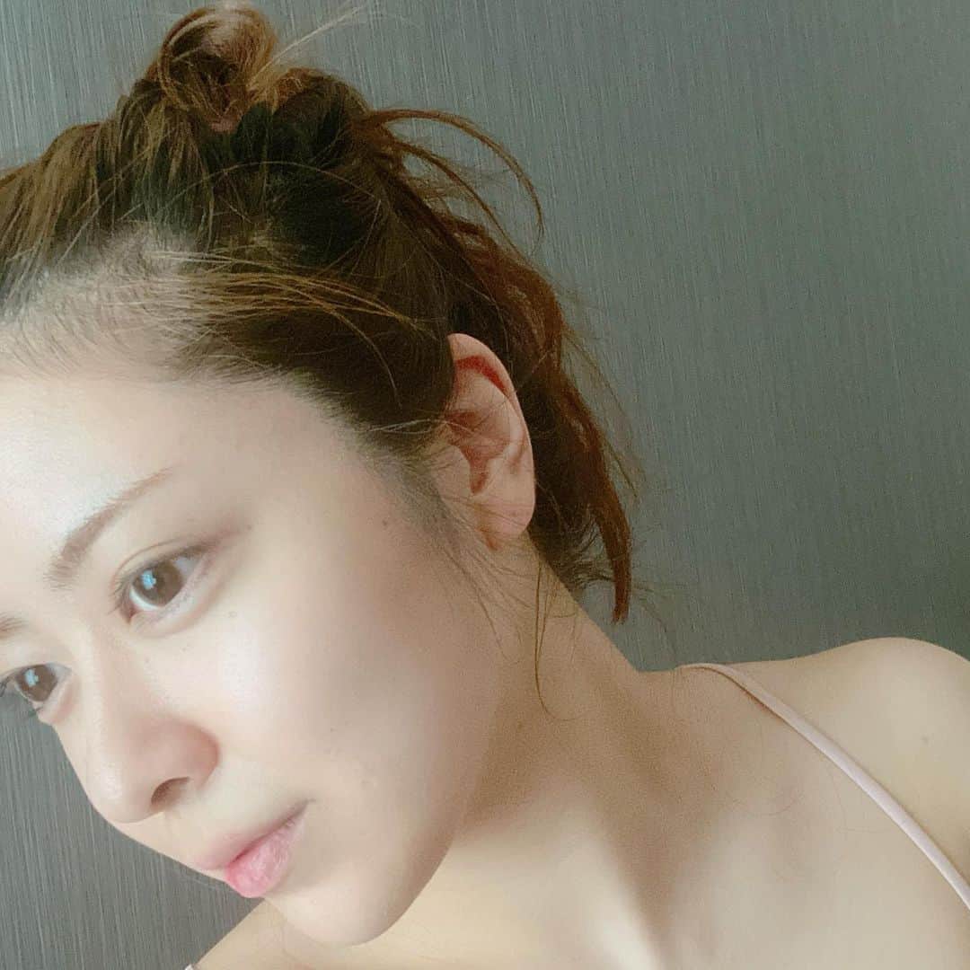 mizukiさんのインスタグラム写真 - (mizukiInstagram)「. ダイエット始めた時から体重は 減ったんだけど見た目の変化はどうだろう🤫 首の太さってどうにもならんもんなん？🤫 この髪の毛のプリンはちゃんと染めたよ🤫 #ダイエット#減量#体重#スッピン#カラコン#自然光#natural#diet#youtuber#japanese」8月2日 14時38分 - mizukich13