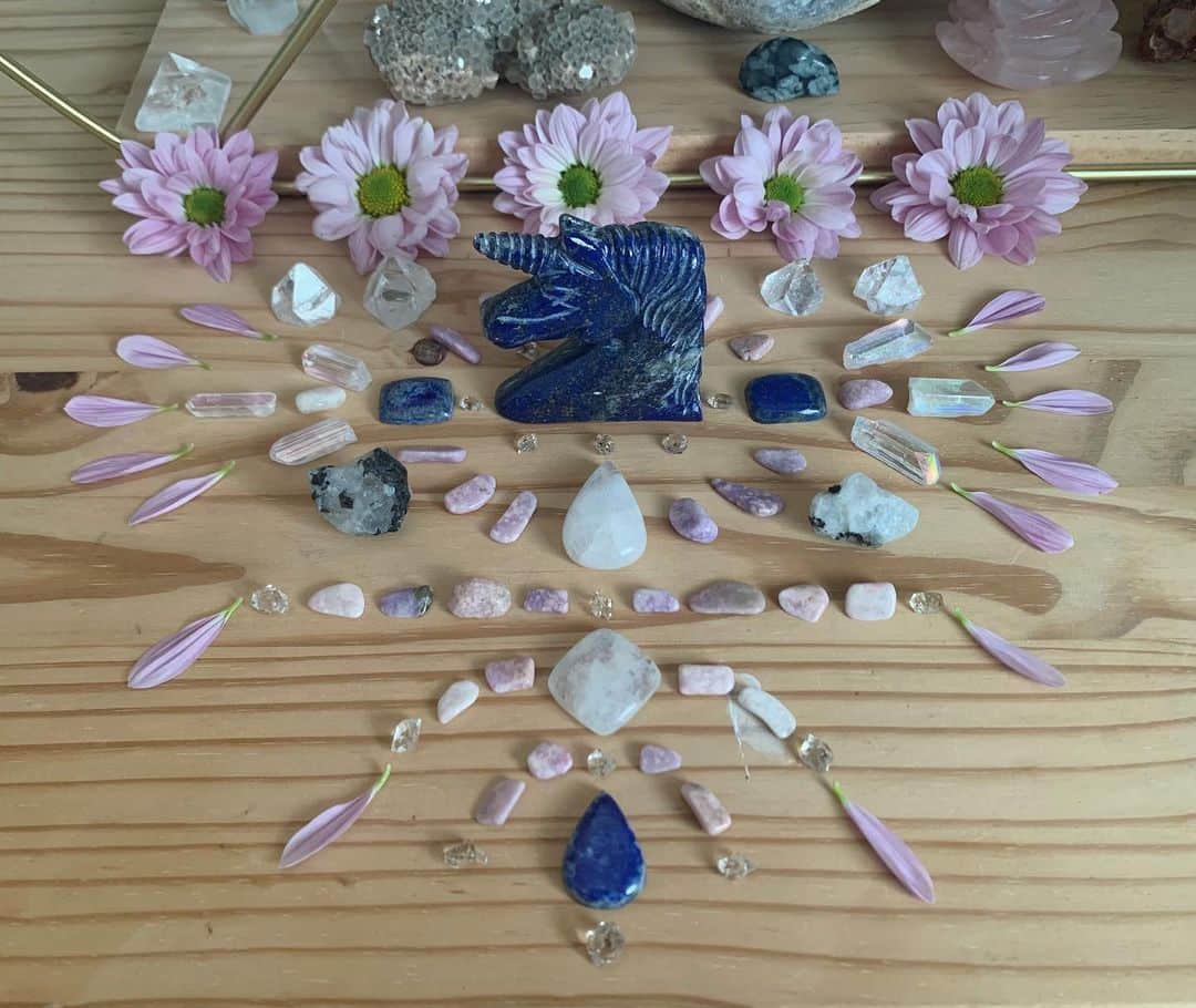 OLIVIAのインスタグラム：「Unicorn #crystalgrid ❤️🌈❤️🌈❤️」