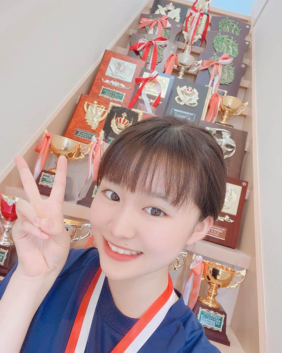 千寛のインスタグラム：「今まで頂いたトロフィー🏆💕  ＃千寛 #書道  #トロフィー  #カップ #お掃除 #がんばりました  #jk」