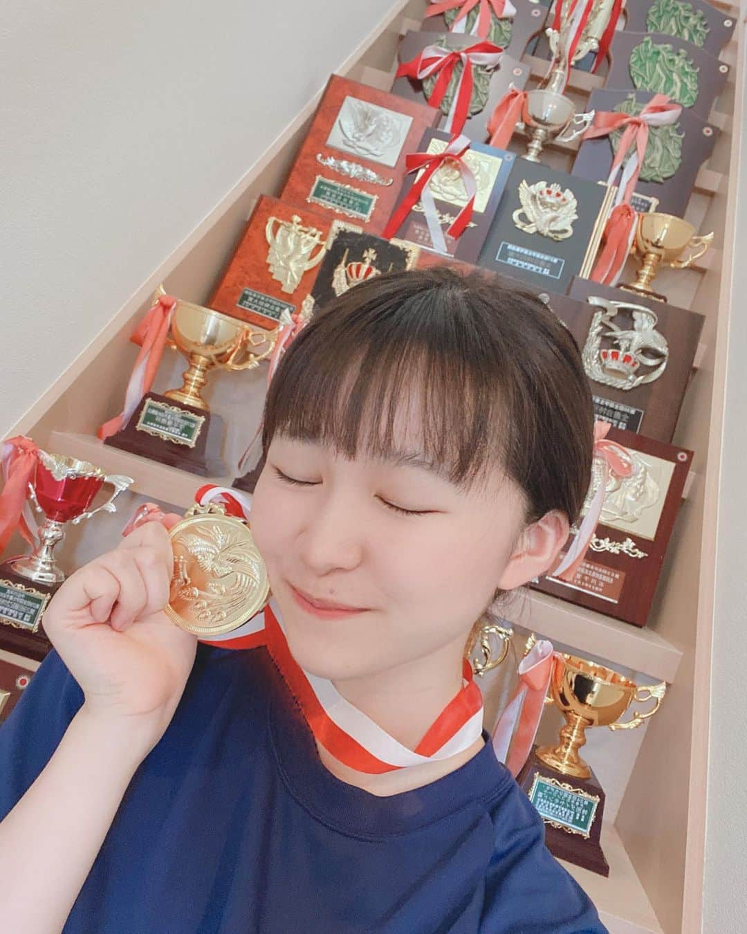 千寛さんのインスタグラム写真 - (千寛Instagram)「今まで頂いたトロフィー🏆💕  ＃千寛 #書道  #トロフィー  #カップ #お掃除 #がんばりました  #jk」8月2日 14時36分 - chihiro200411