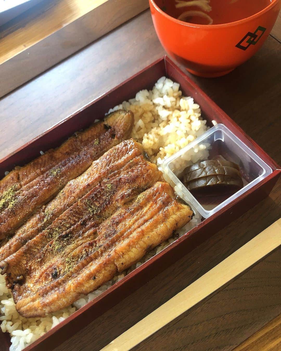 のインスタグラム：「◡̈♥︎﻿ 今日8/2(日)はこの夏二度目の#土用の丑の日 ✧﻿ ﻿ テイクアウトで鰻重と肝吸いをいただきました🤤﻿ ﻿ しっかり栄養を摂って暑い夏を乗り切りましょう！  #二の丑」