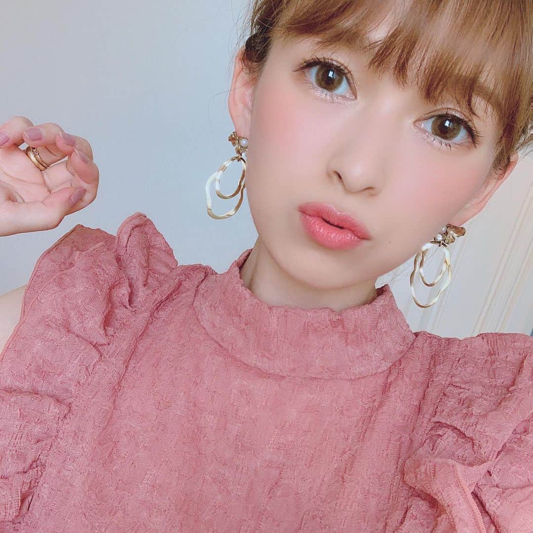 町田亜里香のインスタグラム：「@made.in.n のピアス𓍯✨ キラキラのお花🌼 ゆらゆらピアスかわいいよー（ ; ; ） 安くてかわいいお土産です✨ タグ付け🏷しておくね✍️ . .  今日はね。おうちでじゅなと メイクして💄わちゃわちゃした🥺 じゅきとちいはマイクラ🎮✨ . . topsはちょっと前にZOZOで買った moussyのもの♡ これまた可愛い…🥺🥺⭐︎ . . #ハンドメイド #ハンドメイドピアス  #ハンドメイドアクセサリー  #moussy #ママ #まま　#28歳」
