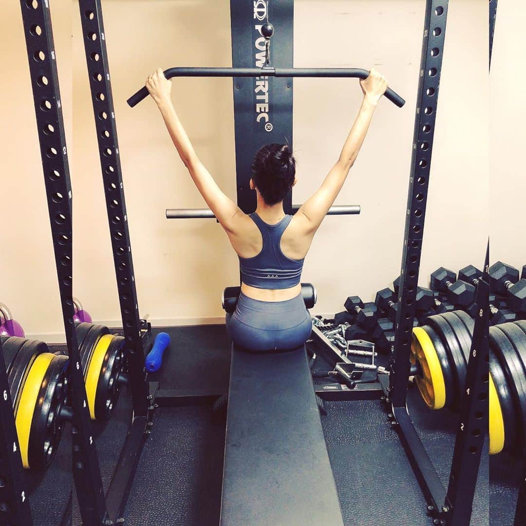 桐山マキさんのインスタグラム写真 - (桐山マキInstagram)「. . . Training🏃‍♀️ . . . personal training  @pandagym.azabujuban  プロの格闘家の先生が 指導してくれます。 厳しくもあり優しくもあり アメとムチを頂きながら 週一回 桃尻目指して 頑張っております🍑 . . . Fitness wear @mightysoloofficial 🧘‍♀️ やはり肌触り最高♡ . . . #japan  #training  #panda #pangajym #mightysoloofficial  #yoga #yogawear #🐼」8月2日 14時46分 - maki_kiriyama