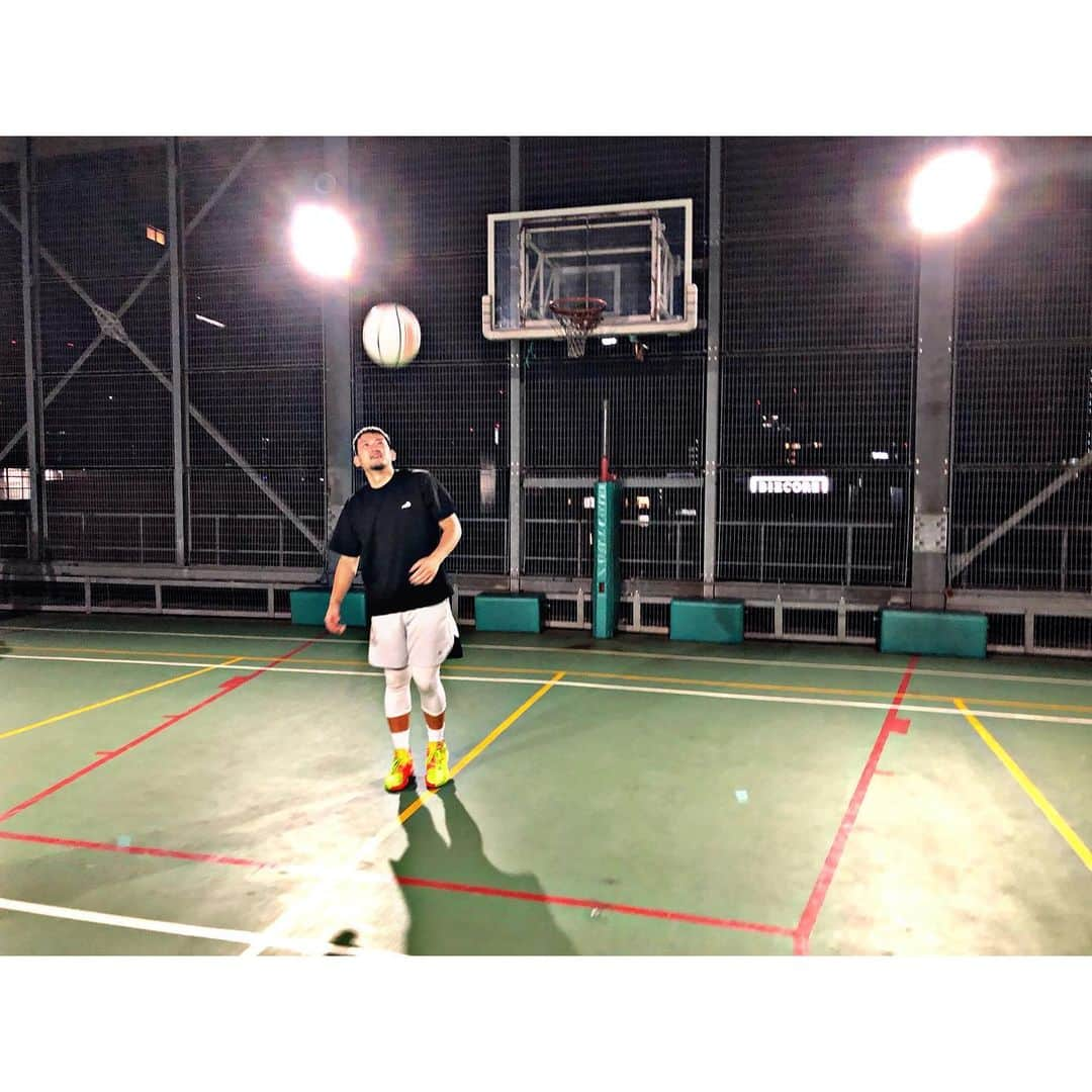 青木太一さんのインスタグラム写真 - (青木太一Instagram)「大東京のド真ん中にある屋上コート🌃🏀 . . . #アオキックス #正則学園 #TACHIKARA #クリニック受付中」8月2日 14時52分 - aokicks_jp