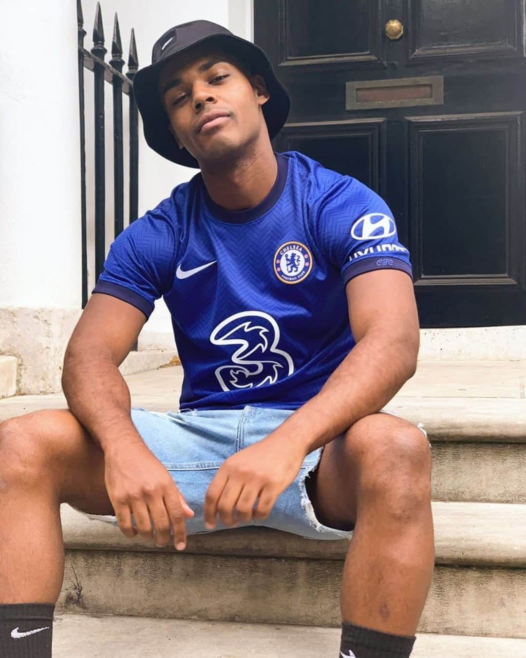 ASOSさんのインスタグラム写真 - (ASOSInstagram)「Call it what you want, but Chelsea FC gear just landed on ASOS 😂 drop a ‘💙’ in the comments to show loyalty for the boys 📸 @fjohnsonn (he/him) 🔎 Nike Football Chelsea FC 2020/21 Stadium Home Jersey (1685117)」8月2日 15時00分 - asos