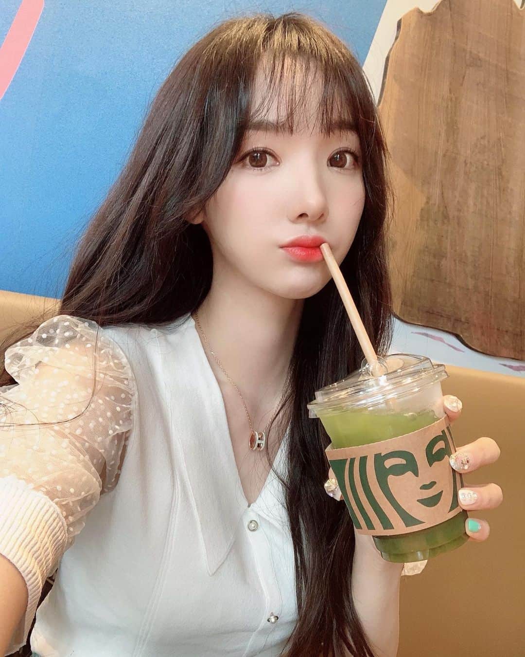 ミンヒ のインスタグラム：「케일쥬스 너무 맛있오💚 좋은 주말 보내용😊」