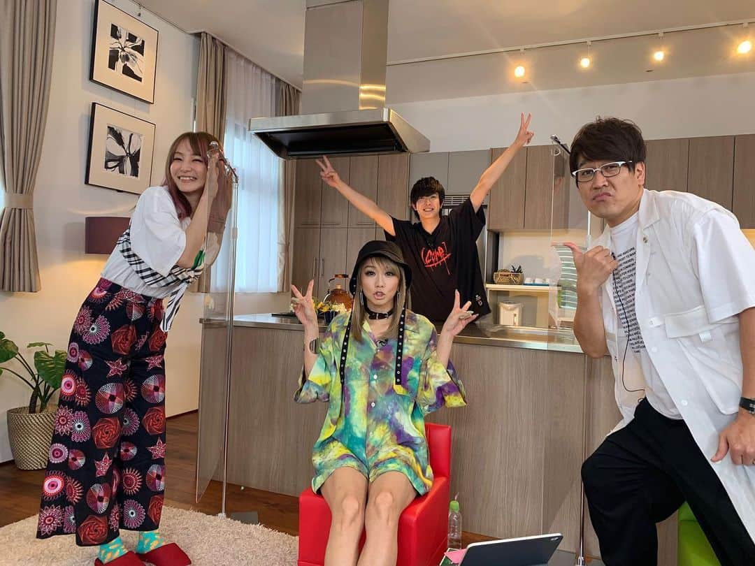 LiSAさんのインスタグラム写真 - (LiSAInstagram)「中京テレビさんで放送「 #ROOMIC 」はこちらから見逃し配信でご視聴いただけますっ!16日までの限定公開なので、ぜーったいみてねー!! ゲストは倖田來未ねぇさん💋、chelmicoさん👭、まらしぃさん🐵ですっ!!終始大興奮ー!と大失敗！？笑　 あーーー！もーーーーっと好きな気持ち伝え足りない！！ #ROOMIC #中京テレビ　#倖田來未 さん　#chelmico さん　#まらしぃ さん　　 #倖田來未ねぇさん呼んでくれた古坂さんにりんごジュース1000本お礼したい🥺　#倖田組　#どんどん好きになる　#chelmicoさんゆるかわぽっぷ🥺　#まらしぃさんコラボ　#幸せすぎ　#たむたむのベールがどんどん剥がされていく笑 https://locipo.jp/creative/fe3539e6-a6d7-4f7d-86ee-ff3a76769763?list=a411a158-b907-4b2f-9e13-f1509be7075」8月2日 15時16分 - xlisa_olivex