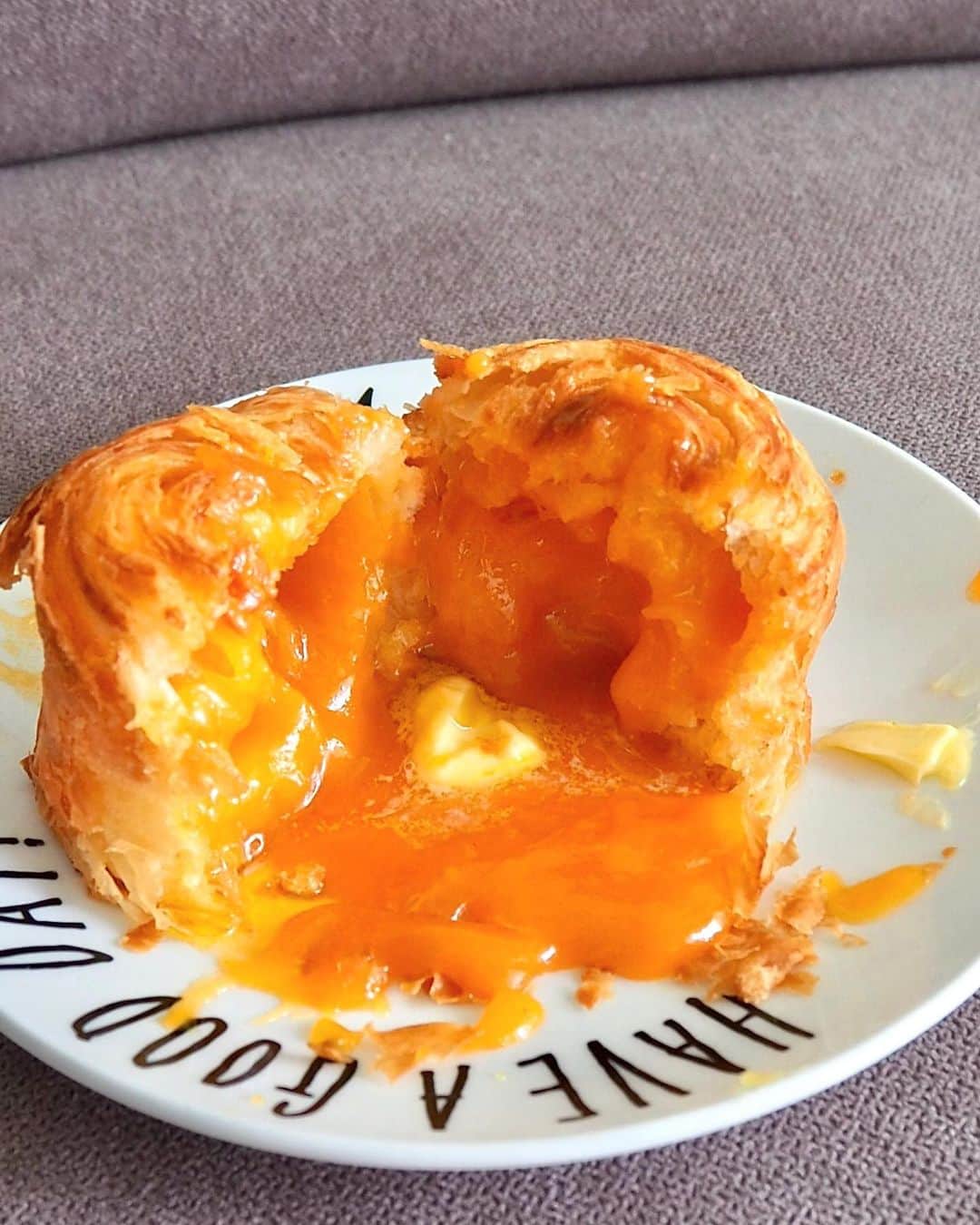 Li Tian の雑貨屋さんのインスタグラム写真 - (Li Tian の雑貨屋Instagram)「On Sugar High 🥐   Srikaya Cruffin ($4.20) from @sgmaxxcoffee caught me unexpected with the unstoppable flow of gooey kaya even before I sent it into the oven. The buttery flaky pastry was lovely but I fear the extreme sweetness isn’t something I could afford to mess with   • • • #singapore #desserts #igersjp #yummy #love #sgfood #foodporn #igsg #ケーキ  #instafood #gourmet #beautifulcuisines #onthetable #breadstagram #cafe #sgeats #f52grams #bake #sgcakes #bread #feedfeed #pastry #foodsg #cruffin #maxxcoffee #sgcafe」8月2日 15時16分 - dairyandcream