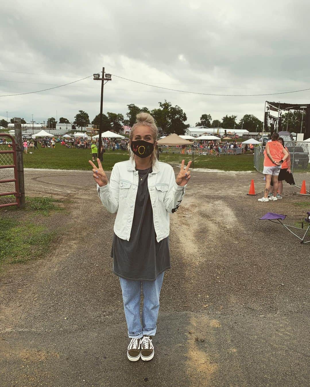 ブリット・ニコルのインスタグラム：「Today was really good! I met the sweetest people in Ohio @shinefmohio Rock the Lake!!! Can’t wait to come back!!! 🙌🏼」