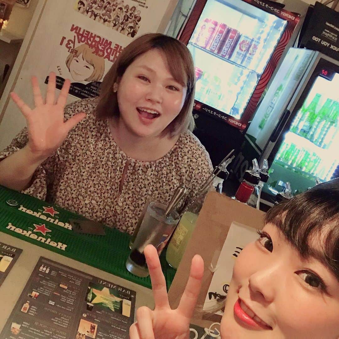 Yun chiさんのインスタグラム写真 - (Yun chiInstagram)「お花はいいよね〜☺️🌿 . BD LiVEにも出演してくれた  Creamの店長　MICHE©️( @pochette_yumi )のHBD🥳🧁🎉 . 会いにいけなかったのでお花を送りました💐 . 遅めの梅雨明けにぴったりね💠🌻 お花は @sntlow ちゃんにお願いしました、ありがとう👏 . . P.S.みしゅたんペヤングじゃなくてごめんね🙏🥺🎁 #花のある暮らし#フラワーアレンジメント#誕生日サプライズ#梅雨明け#🖐#✌️」8月2日 15時47分 - _yun_chi_