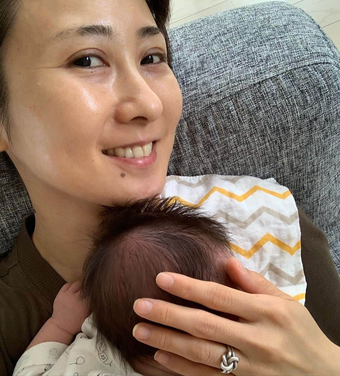 糸数美樹のインスタグラム：「やっと寝てくれたぁー。  沢山のおめでとうコメントありがとうございました🙇‍♀️✨  さいきんは常にスッピン＆こんな感じで家で娘と一緒がほぼなので、、、  インスタにあげる記事もそんな話題が増えるかと思います。ご了承ください。 もっとゆるーく自分のペースでインスタをしていきたいので、そんなわたしのアカウントを楽しんでいただけたら嬉しいです😃♥️  今後とも宜しくお願いします👏  ps.妊婦アカウントは今日をもって閉じさせていただきます。沢山のコメント、メッセージ、フォローありがとうございました！閉じるまえにもう一度コメント確認します😃」