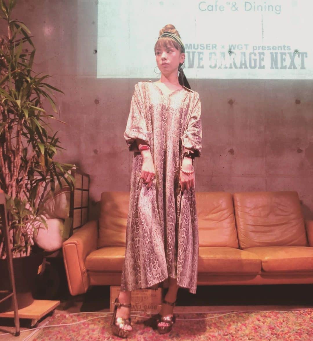 azumiのインスタグラム：「先日の配信ライブ衣装 ワンピ @gvgv_official  バングル @togaarchives  ピースネックレス @ahkah_official  サンダル @topshop  ターバンはsnowflakeという曲のMV用に作ってもらったベルトを頭に巻いたw #azumi #wyolica #ライブ衣装 #gvgv #toga #パイソン柄 #さし色は赤と緑」