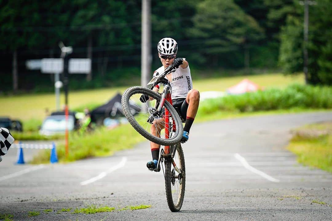 沢田時のインスタグラム：「‪地元で今シーズン2勝目です✌️1周目から独走で走り切ることができました。大会運営の皆様と応援、サポートに感謝します。ありがとうございました❗️‬ ‪#teambridgestone #mtb #朽木 #滋賀‬ #rideshimano #Kabuto  #waveone #savas #srsuntour #oakleybike #TeamOakley #ForTheLoveOfSport #kokorocollection #haloheadband #rigfootwear  📷は@ngawa さん いつもありがとうございます！」