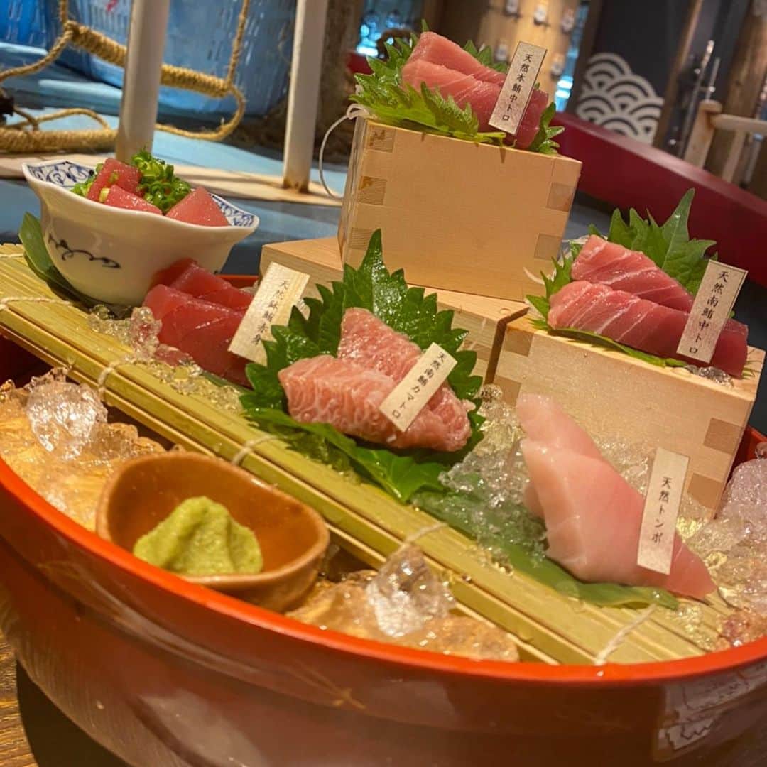 のインスタグラム：「ニッポンまぐろ漁業団 梅田店  まぐろいっぱい食べてきました！！ まぐろ食べ比べに 天然ミナミまぐろ断面切り一枚刺し  やっぱり食べ比べの本まぐろの中トロが香りがよくて好き\(//∇//)\  #鮪 #お酒 #delicious #instacool #飯テロ #foodstagram #食スタグラム #本マグロ #まぐろ #instafood #美味しい #刺身　#PR  Casting by @woomy.hotel  ウーミーPR」