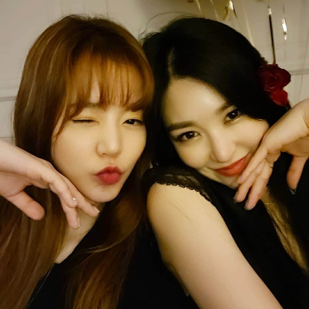 サニー のインスタグラム：「이제 우리 시그니쳐가 빠지면 섭섭해~ 역시 열정파니! 생일뿐 아니라 소시 13주년도 챙기다니 대단해!! 행복하자 우리파니♡ #GG4EVA」