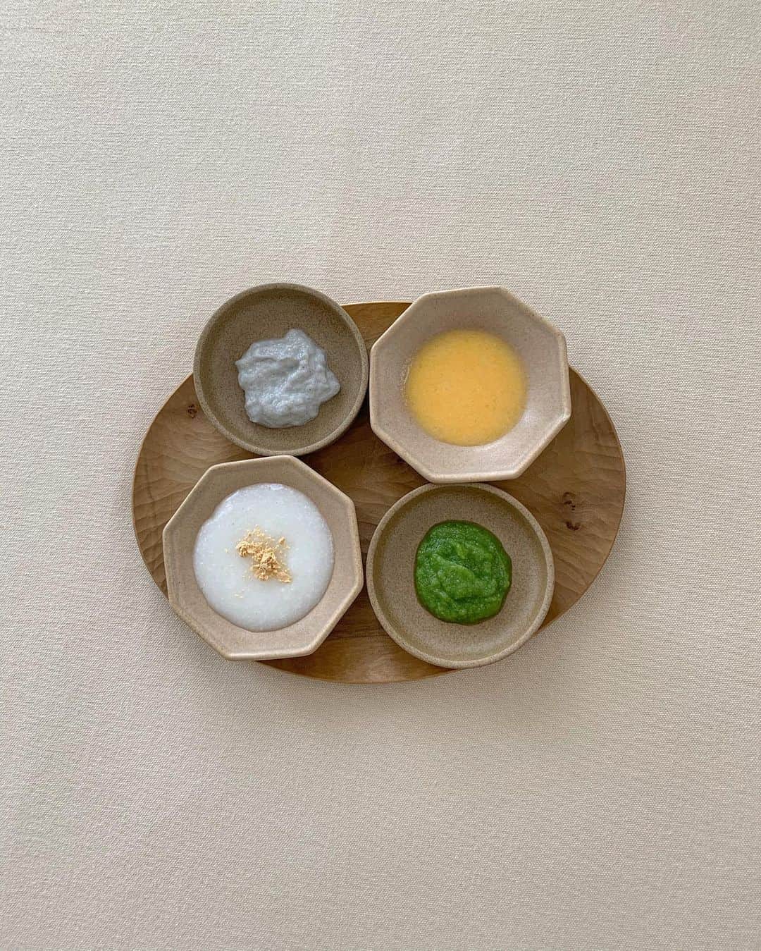 のインスタグラム：「娘の離乳食🥣 左上から時計回りで ・しらすのクリーム煮 ・玉ねぎ人参じゃがいものポタージュスープ ・インゲンペースト ・きな粉粥 ㅤㅤㅤㅤㅤㅤㅤㅤㅤㅤㅤㅤㅤ 2回食になりストックがすぐなくなる… 量が多そうにみえますが 普段は、主食主菜副菜の3種類で 初めてのものがあると 小さじ1で追加🥣 毎日パクパク完食してます☺️🌸 ㅤㅤㅤㅤㅤㅤㅤㅤㅤㅤㅤㅤㅤ #離乳食#離乳食初期#離乳食メニュー」