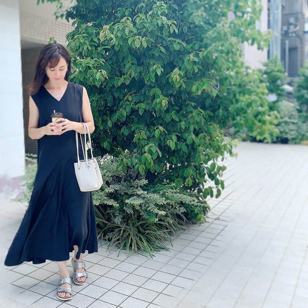 乙黒えりのインスタグラム：「午前中は家で撮影 午後はリラックスデー  梅雨明けですね☀️  買い出しも近所で済ませてステイホーム〜 #黒いワンピース #つい着ちゃう #楽コーデ #milaowen  #vasic #birkenstock  #ママファッション #キッチンリセット部」