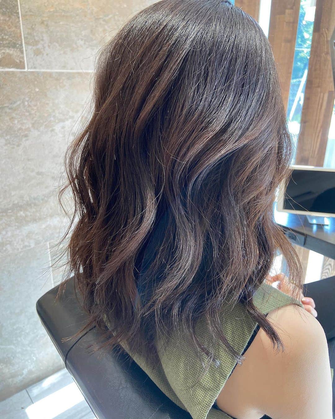 永島あゆみのインスタグラム：「💇‍♀️ ・ 梅雨も明けお天気良くてとっても 気分が上がりますね☀︎ そんな中蝉の声を聴きながら カラーしてもらいました♡ 髪色を更に暗くしました！ ・ 宝塚の頃は基本明るい髪色にすることが多く ブリーチを何度もしてカツラに合わせての 髪色をしてたのでいまだに少し暗くする だけで黒染めしたような気分になります😂 ・ カツラといえば月組回りで初めての ショーに出させて頂いたときカツラを ずっと逆さまで付けて踊っていたのを 思い出します🤣🤣 娘役の上級生の方にも沢山教えて頂いたのが 懐かしいです❤︎ ・ 本格的に暑くなってきましたので皆さんも お身体にはくれぐれもお気をつけてお過ごし ください♪♪ ・ #haircolor #hair  #美容室  #ヘアアレンジ #宝塚歌劇団  #明るく見えるのは #太陽の光のせい  #蝉の声  #❤︎」