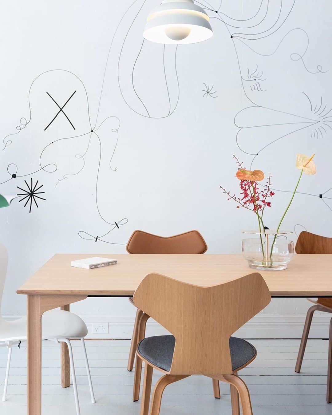フリッツハンセンさんのインスタグラム写真 - (フリッツハンセンInstagram)「A wall mural by Jaime Hayon is a light and playful backdrop for this optimistic room which features Grand Prix™ chairs, a monochrome Series 7™ chair, and an Ikebana vase also by Jaime Hayon with several fresh flowers.  Captured by @gathering.light & @janeledgerinteriors  Location @mobilia_   Explore more via link in bio  #fritzhansen #grandprixchair #arnejacobsen #ikebanavase #ikebana #jaimehayon #accessoriesbyfritzhansen #accessories #chair #designchair #danishdesign #diningroom #diningroomdesign #nordicdesign #ダイニングルームデザイン #ダイニング家具 #프리츠한센 #フリッツハンセン」8月2日 16時00分 - fritzhansen