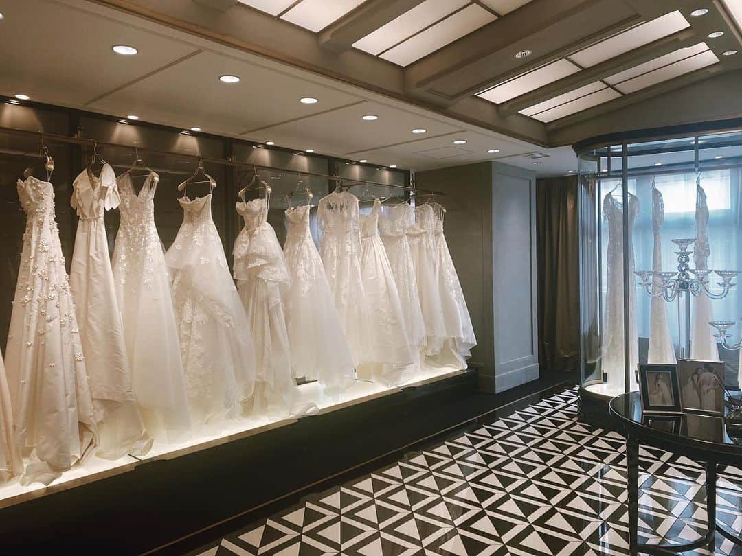 宮本沙恵さんのインスタグラム写真 - (宮本沙恵Instagram)「ゲスト側のドレスを作っている私が、ウェディングドレスを試着する日が来るとは…👗✨ . ショーケースにずらりと並ぶ真っ白なドレス。洗練された空間にドキドキが止まりませんでした😌 . 準備の様子は一先ずストーリーにまとめていくつもりです❤︎ DMもたくさん有難う🥰 ちなみにドレスはレンタルか購入か決まってないです🤔 #weddingdress#ウェディングドレス#結婚式#準備」8月2日 16時00分 - saebi