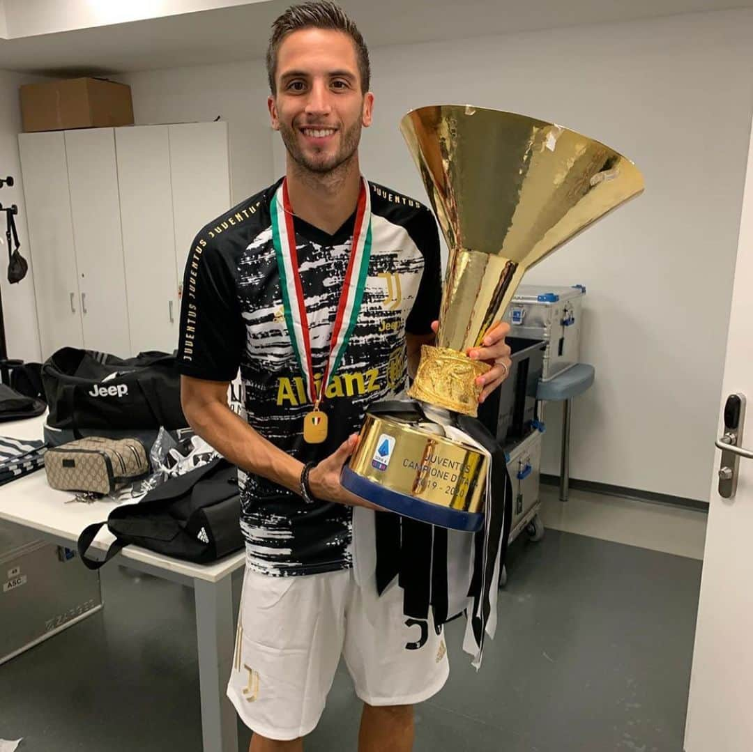 ポール・ポグバさんのインスタグラム写真 - (ポール・ポグバInstagram)「Alcuni scatti 📸 della festa Scudetto di ieri sera!   #STRON9ER 🏆🇮🇹 #Juve」8月2日 16時08分 - juvefanpage