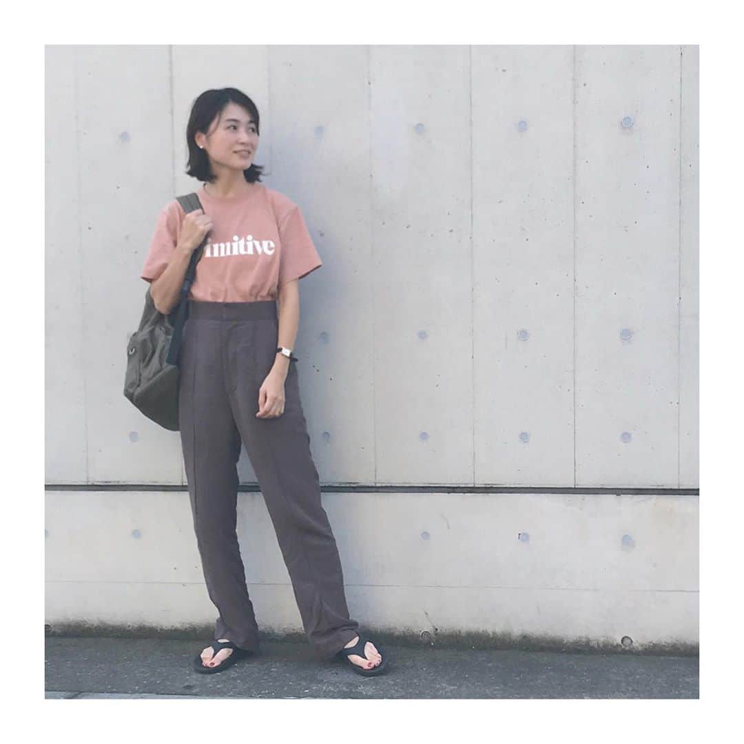 上村若菜のインスタグラム：「. コーラルベージュ×ブラウン🍑🐻 . コーラルベージュも人気みたいです✨明日から順次発送予定だそう📦今しばらくお待ちくださいね💜 . #wakameswardrobe #ママコーデ #カジュアルコーデ #ロゴT #Tシャツコーデ #ロゴtコーデ #ritajeanstokyo  . ロゴT… @rita_jeans_tokyo × @wakame_kami  パンツ… @shinzone_official  リュック… @greish_official  サンダル… @oofos.jp」