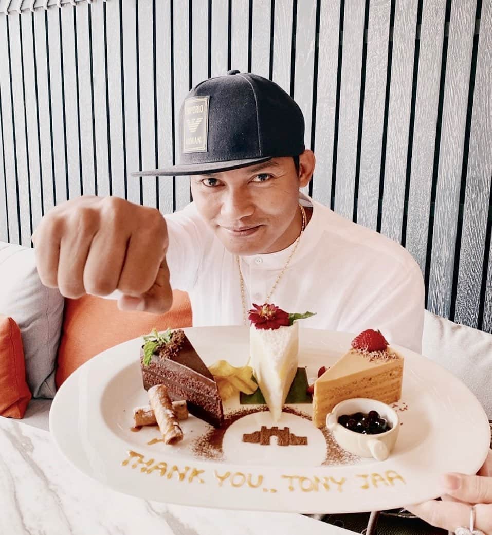 トニー・ジャーのインスタグラム：「Happy holidays 😊」