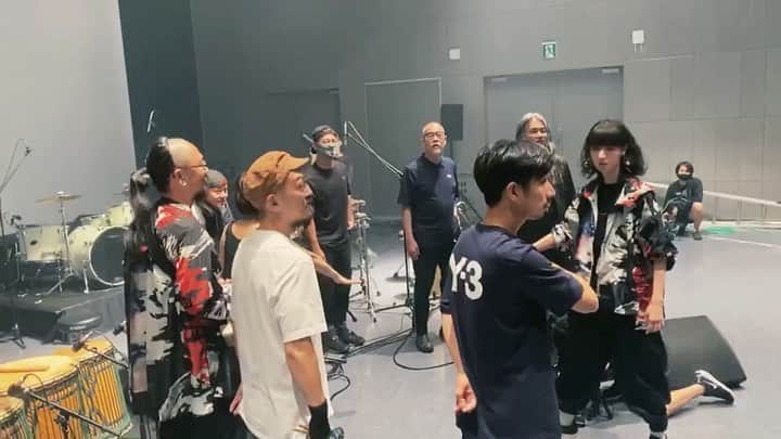 のインスタグラム：「. . 久し振りに10時間以上寝ました . 目がぱっちり . . さて 昨日のel tempoは やはりお客さんの反応が見えないので どうだったのか未だに不安ですが el tempoのメンバーは変わらず ベストな演奏をして下さいました . . まだアーカイブが見れますので まだという方は是非！ . アフタートークもたっぷりで 楽しい感じですよ . . #eltempo  #IZPON #伊藤大地 #岩原大輔 #浦山一悟 #ケイタイモ #KENTA #はたけやま裕 #MASUO #芳垣安洋 #シシドカフカ . 衣装協力 @adidasy3  いつも有難うございます！ . #livelovers」