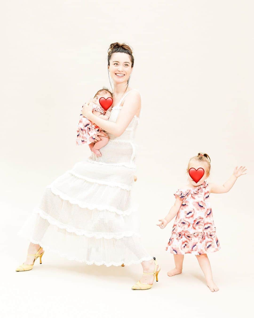 エミ・マイヤーのインスタグラム：「First family photoshoot with both girls 🥰 Ps are photo albums a thing of the past? I hope not#bts #controlledchaos 🎞 家族写真カオスw」