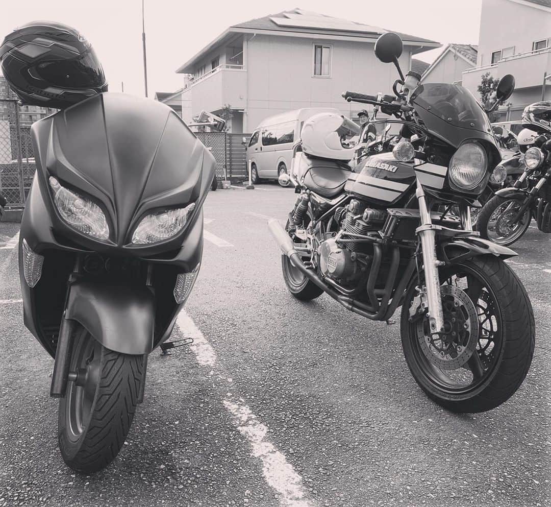 黒川忠文さんのインスタグラム写真 - (黒川忠文Instagram)「フォルツァとランデブー走行、 娘婿と一緒にバイク用品店へ お揃いのスマホホルダーになりました( ´∀｀)。」8月2日 16時33分 - kurokawatadafumi