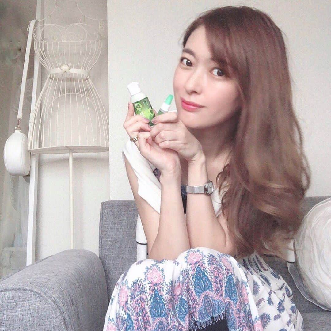 菊池かなこのインスタグラム：「. 日本古来の薬膳の知恵を使った商品 食のクリーニング “くま笹珪素” を知りました✨✨ 色々な食事にひとふりするだけで、 食の活性酸素を消して美味しくしてくれる すごい商品！ . 珪素にビタミン、ミネラル、アミノ酸、 幸せホルモンのセロトニンの元、 トリプトファンもたくさん含んでいるそう🌿  このくま笹珪素で整えた食事をしていると、 腸内が整ってきて食事が美味しくなったり お通じが良くなったり 快眠の効果もあるんだって🤭 . 水やお茶などに入れれば美味しくなるし、 お肉やお魚、野菜などにかけると長持ちするし 化粧品に入れると肌の酸化を防いだりと 色々な使い方ができるみたい🌸 女性に嬉しい使い方が色々出来そう☺︎ . 1本で900ふり出来るから すごく長持ちしそう✨✨ . 美肌や美髪にもなるみたいだし 使ってみて効果が出るのが楽しみ🤍 . . ୨୧┈┈┈┈┈┈┈┈┈┈┈┈┈┈┈┈┈୨୧ #くま笹 #くま笹珪素 #便秘解消 #快腸 #栄養不足 #栄養不足が心配 #食生活 #食生活改善 #インナービューティー #美肌 #美髪 #美爪 #美容 #健康 #自然派 #自然派食品 #加薬 #ドクダミ #赤紫蘇 #サンゴカルシウム #食のクリーニング　#カムナプランニング」