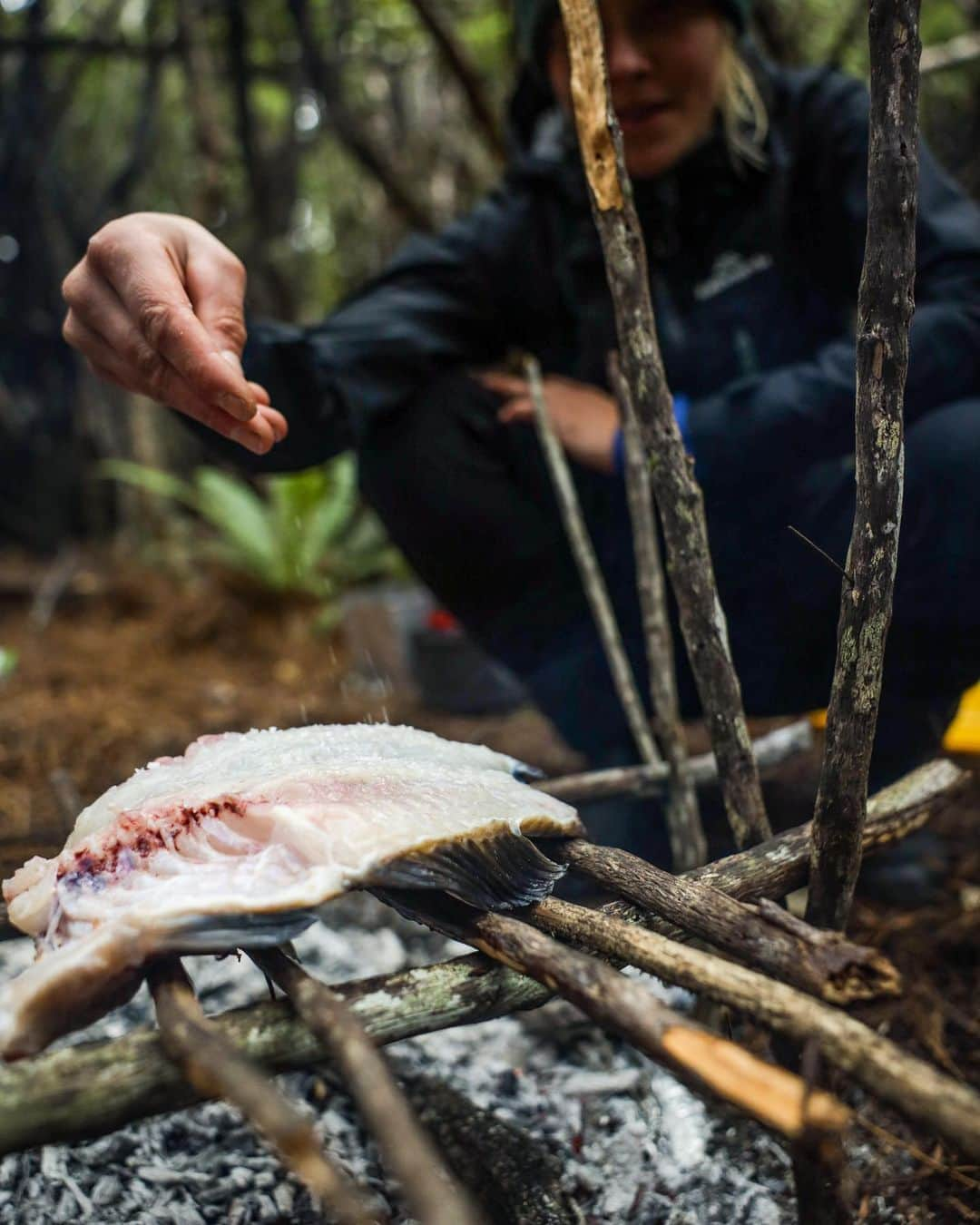 マイケル・ドーソンさんのインスタグラム写真 - (マイケル・ドーソンInstagram)「Fish and chips.... minus the chips 🍟 😳😂 . . Fresh Stewart Island Cod on the Southern Cape of the Island. A million miles from anywhere - 1 minute to catch the fish, few mins to start the fire and a whole evening yo enjoy the place. Magic 🙏🏻🌈」8月2日 16時37分 - mrmikedawson