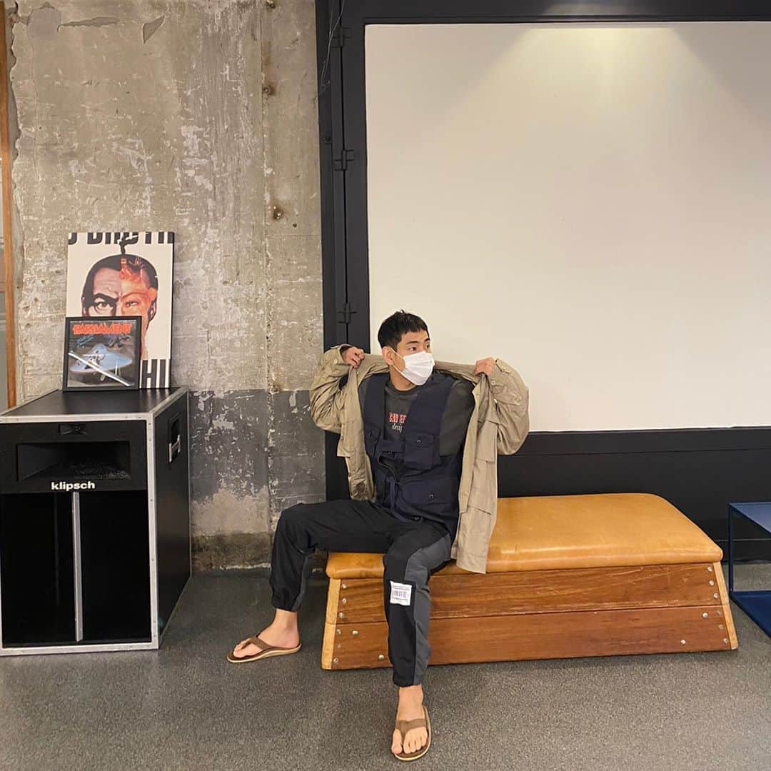 イナチ のインスタグラム：「비 너무오는거  아님🌧🌧🌧 . Vest:#ENGINEEREDGARMENTS Outwear:#ENGINEEREDGARMENTS Pants:#BLACKEYEPATCH Shoes:#ISLANDSLIPPER」