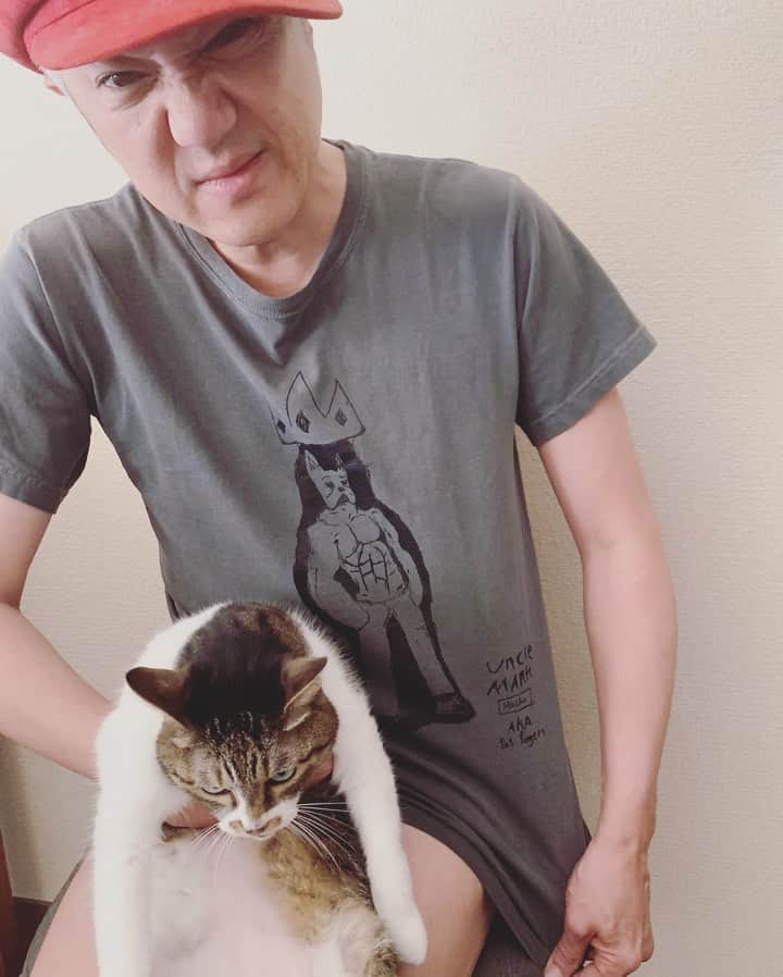 イマイアキノブのインスタグラム：「🥀みなさんご存知のジョージ @kungfugeorge 手づくりのTシャツだ  しかも 手刷り！ シャツの素晴らしい絵は 彼の息子のアレックスが描いたんだってさ！！！ ・  UNCLE MARK オンラインショップ https://kungfugeorge.thebase.in/  #georgewilliams  #unclemark #imaiakinobu  #イマイアキノブ」