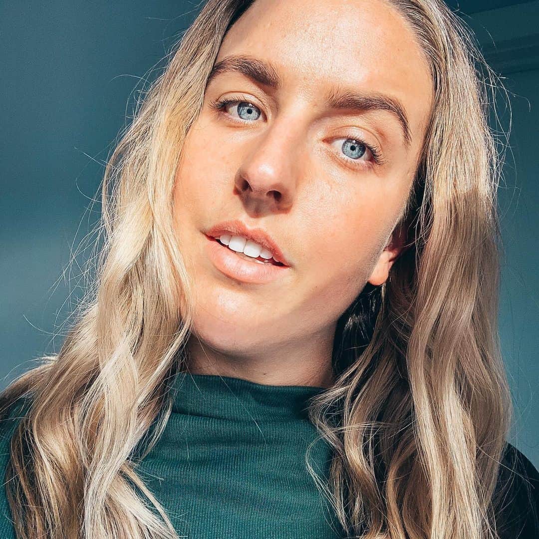 ブリタニー・エルムズリーのインスタグラム：「There’s no such thing as the light at the end of the tunnel, you must realise you are the light ✨」