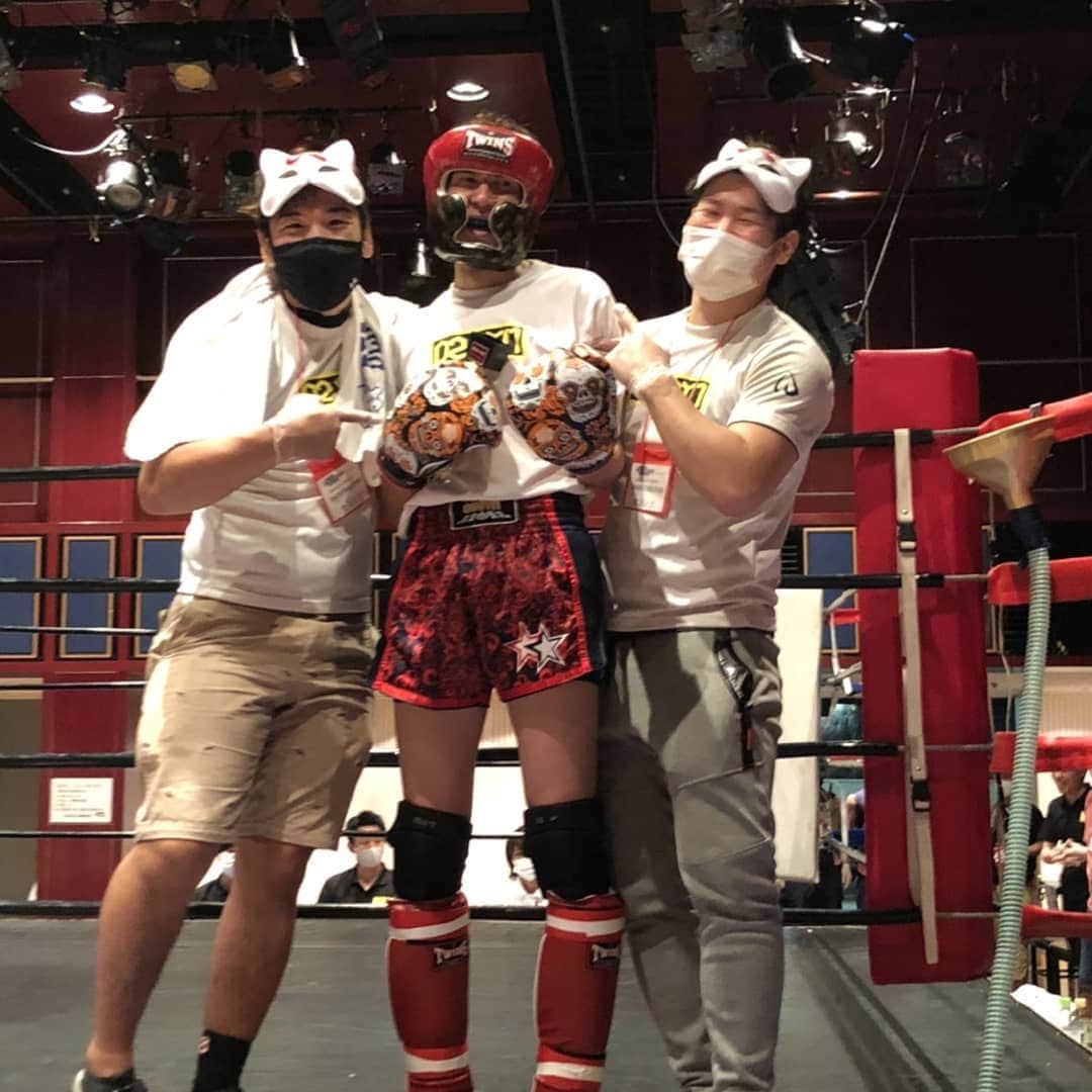 長島☆自演乙☆雄一郎のインスタグラム：「12月02GYM入会のパンティーのオヤジキックデビュー戦！！ 無事勝利！！ローキックはヒヤヒヤでしたけどね！！ 最高の気分です！！　 ゼロから始まるキックボクシング！！ 02GYM.net  大阪市平野区平野西6-5-27-4F #東大阪　#八尾　#松原市　#西田辺　#平野区 　#キックボクシング　#40代の挑戦」