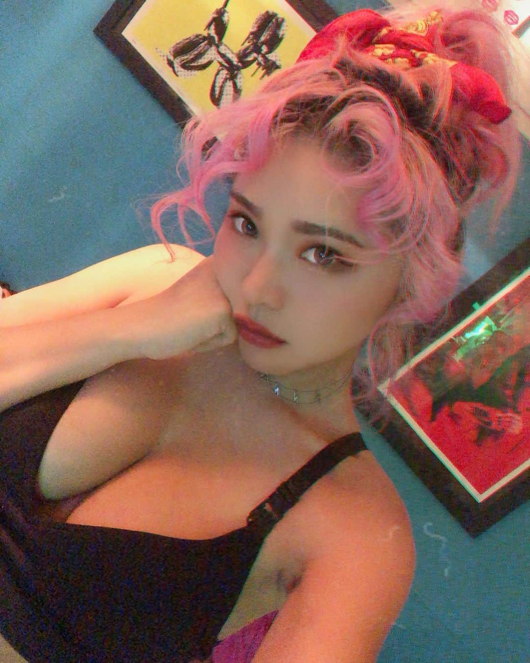 miniのインスタグラム：「𝔭𝔦𝔫𝔨 𝔟𝔞𝔟𝔶🎀🐩💘 #pink #pinkhair #pinkbaby #くるくるポニー #根元も伸びきってるし傷んでだか産後ハゲだかで前髪が切れてどうしようも出来ないから全部細くくるくるに巻いて前髪作ってみた #80s #pinuphair #ポニーテール #ポニーテールアレンジ #ヘアアレンジ」