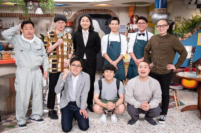 上田航平のインスタグラム：「初回放送終了。 #東京BABYBOYS9 #ゾフィー#ハナコ #かが屋#ザマミィ #内容はもちろんだけど小ネタが盛りだくさんなので是非ABEMAやTverやテレサ放送をチェックしてみてね #ちなみに #バスの車内のポスターはよく見たら全部メンバーの名前になってるよ」