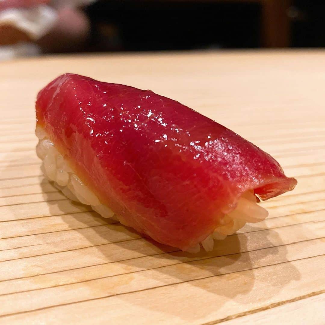 山岸久朗さんのインスタグラム写真 - (山岸久朗Instagram)「「食べ物で何が1番好きですか？」という質問はかなりの難問だ。この世の全ての食べ物が好きで（納豆以外w）甲乙つけ難いからだ。 しかし、のどぐろの握り。これは間違いなくベスト10に入るだろう。 あなたの1番好きな食べ物は何ですか？ #のどぐろ #赤むつ #のどぐろの握り #アオリイカ #鯨のおばけの酢味噌  #茄子の乳化させたんと茹で海老 #つく田 #鮨処 #鮨処つく田  #唐津 #佐賀 #SAGA佐賀 #松雪泰子も佐賀 #公表してない  #山岸久朗 #山岸弁護士 #山岸弁護士が飯テロ中#山岸弁護士の日本一周」8月2日 16時54分 - yamaben